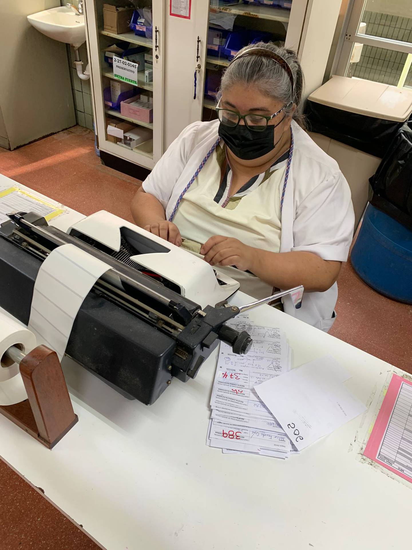 En el Hospital de San Carlos, debido al hackeo que sufrió la CCSS, en la farmacia se buscaron cuatro máquinas de escribir para poder hacer las etiquetas de las medicinas. En la foto, doña Priscila Omodeo Chaves.