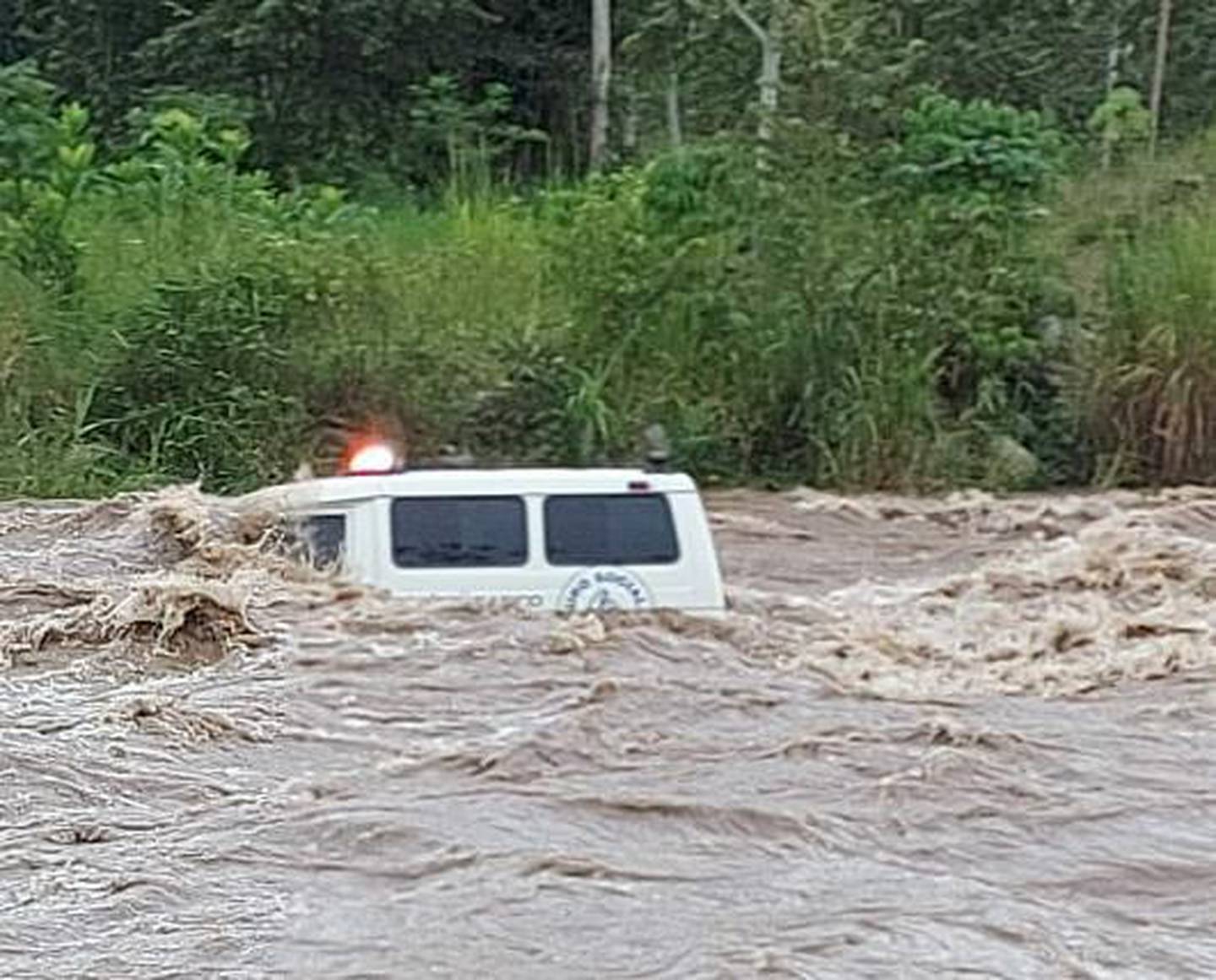 La Caja ha confirmado que una ambulancia de la región Brunca fue arrastrada, en horas de la tarde, por una cabeza de agua cuando el chofer, quien iba solo y buscaba una ruta alterna por los bloqueos en la zona, intentó cruzar en el bajo del río Ceibo, en Buenos Aires de Puntarenas.
