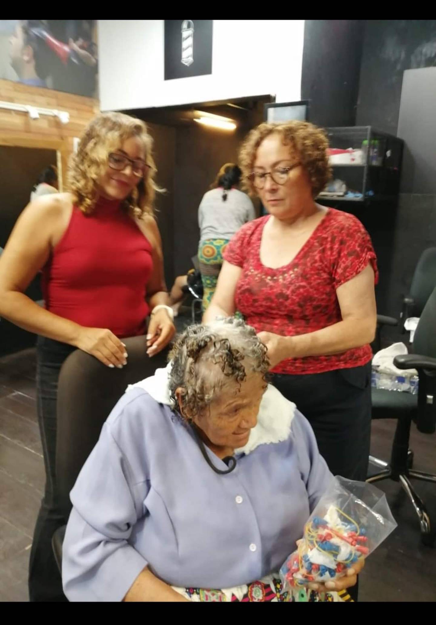 Doña Rosa Hernández logró graduarse de barbera, a sus 77 años.