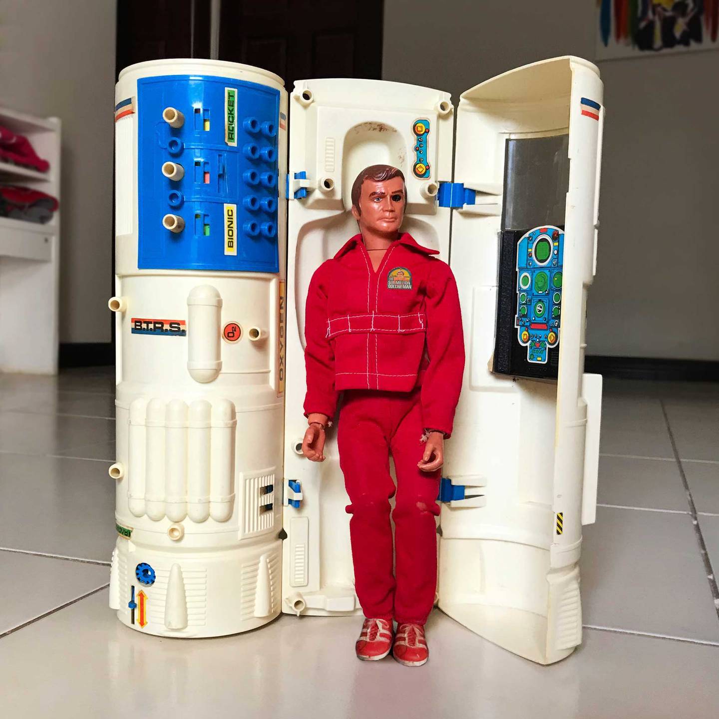 Joaquín Brenes Murillo, quien nació en 1971, colecciona juguetes de antaño. Tiene una página en Facebook que se llama "Vintage Toys Costa Rica". El hombre nuclear