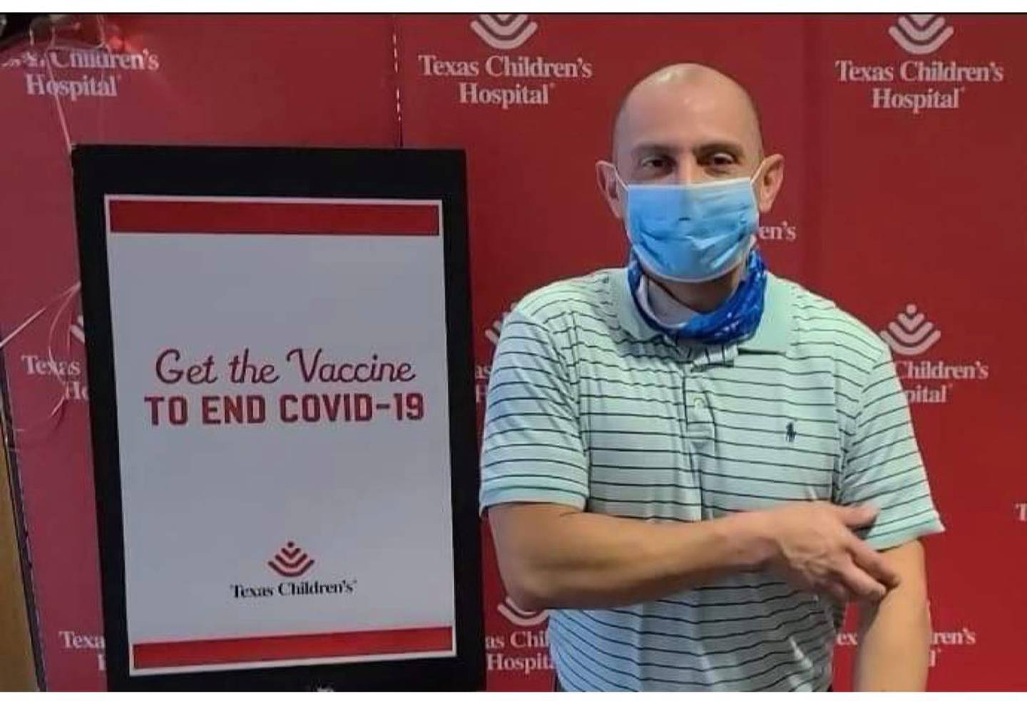 Carlos Abarca Coto, tico de nacimiento, fue el primer costarricense vacunado contra el Covid-19 en Estados Unidos. Este 17 de diciembre, a eso de las siete de la mañana hora de Houston, Texas (que en estos momentos es la misma hora tica), al tico le pusieron la vacuna.