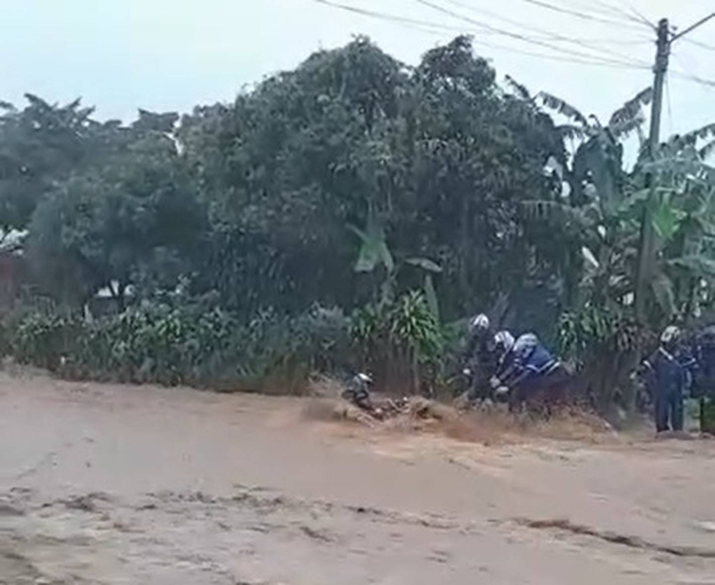 Aguaceros causan inundaciones en Desamparados. Captura de video.