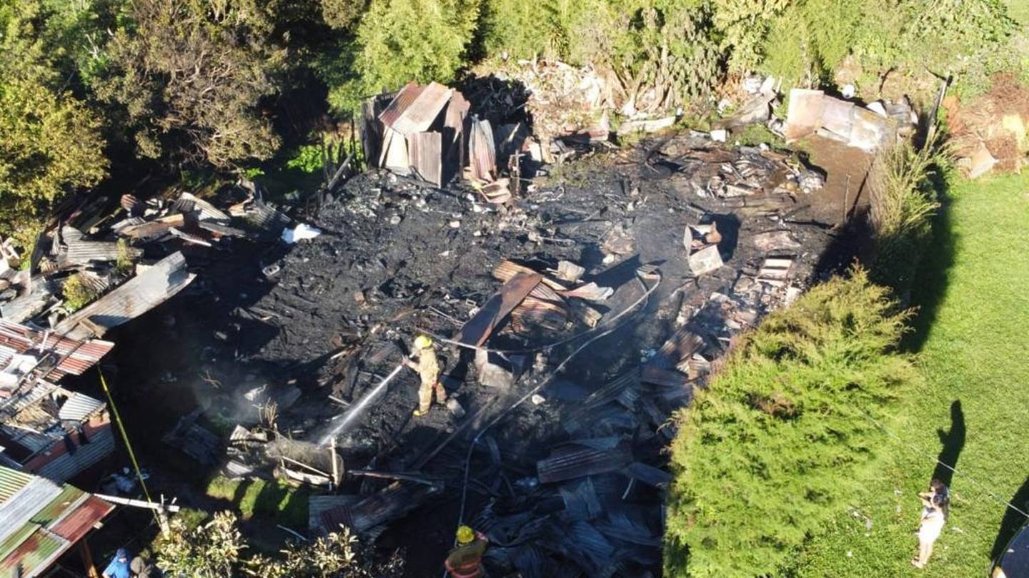 Bomberos hallan cuerpo de hombre en casa quemada en San Rafael de Heredia. Foto Bomberos.