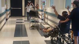 Visita de músico hizo que mujer cantara y bailara en su silla de ruedas (video)