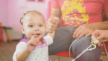 Enfermedad intestinal provoca que una niña de dos años utilice más de 30 pañales al día
