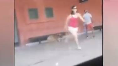 ¡Indignante! Mujer abandona a perrito en estación de trenes