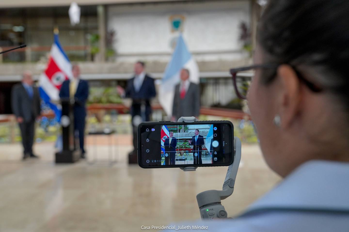 El presidente Rodrigo Chaves, recibió al mandatario electo de Guatemala, Bernardo Arévalo, en Casa Presidencial, para una breve reunión bilateral. Foto Julieth Méndez/Presidencia