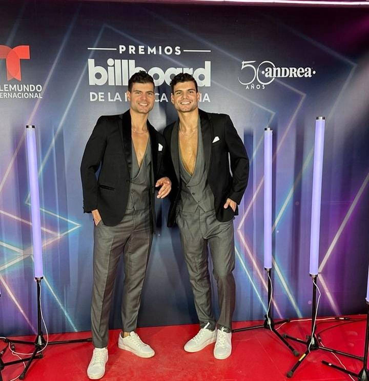 Esteban y Douglas Castillo se lucieron en los premios Billboard