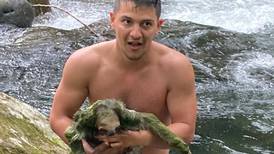 Turista español salva a perezoso de ahogarse en río de Guápiles