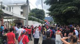Caravana contra impuestos visitó la casa del presidente Carlos Alvarado
