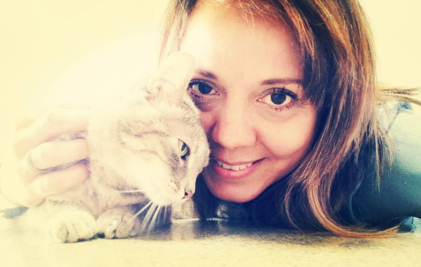 La veterinaria, María Alejandra Gómez Murillo, de la clínica veterinaria Albavets, en Santa Ana, ama a Sierra, una de los gatos que tiene