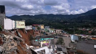 Incertidumbre reina entre desalojados y vecinos de urbanización afectada por deslizamiento 