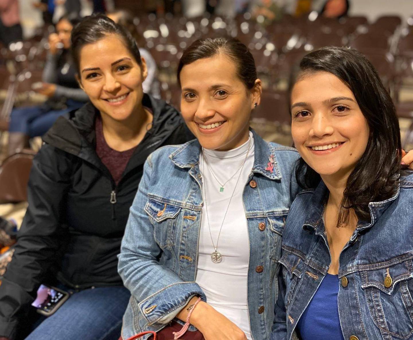 Itzel Segura Segura, odontóloga y Kimberly Chacón Rodríguez, instructora física, crearon “Pulseras con propósito” para ayudar a quienes luchan contra el cáncer de mama. En la foto, doña Denia Salazar (negro), beneficiada en el 2019, Itzel (al centro) y Kimberly.