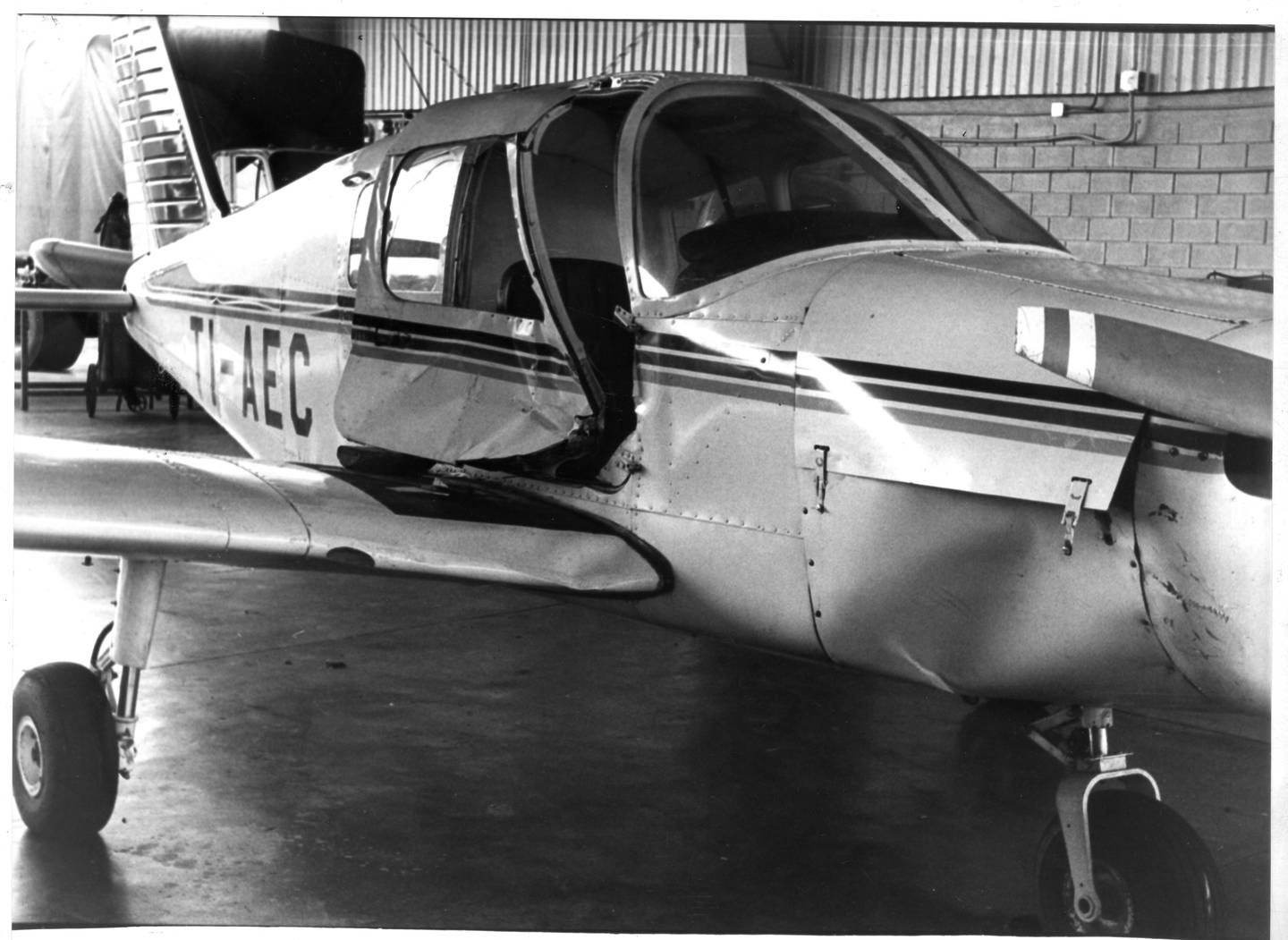 17 de agosto de 1990. Avioneta se estrella contra casa en Santa Ana. En el hecho muere Chusaku Nomura, embajador de japón en Costa Rica. Fotos Archivo.