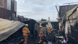 Incendio destruye dos casas y una cuartería en Hatillo