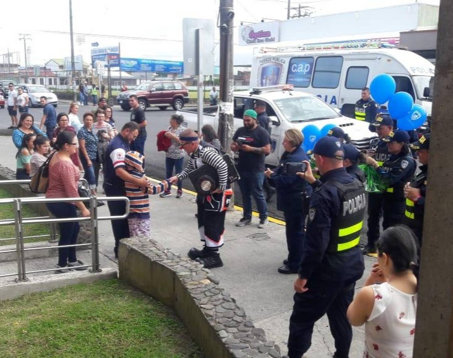 Niño baleado por asaltante fue recibido como héroe a su salida del hospital. Foto Keyna Calderón.