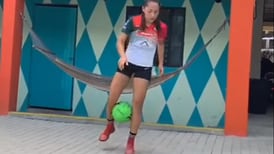 (Video) Futbolista guanacasteca hace lujos con el balón al ritmo del Cacharrito