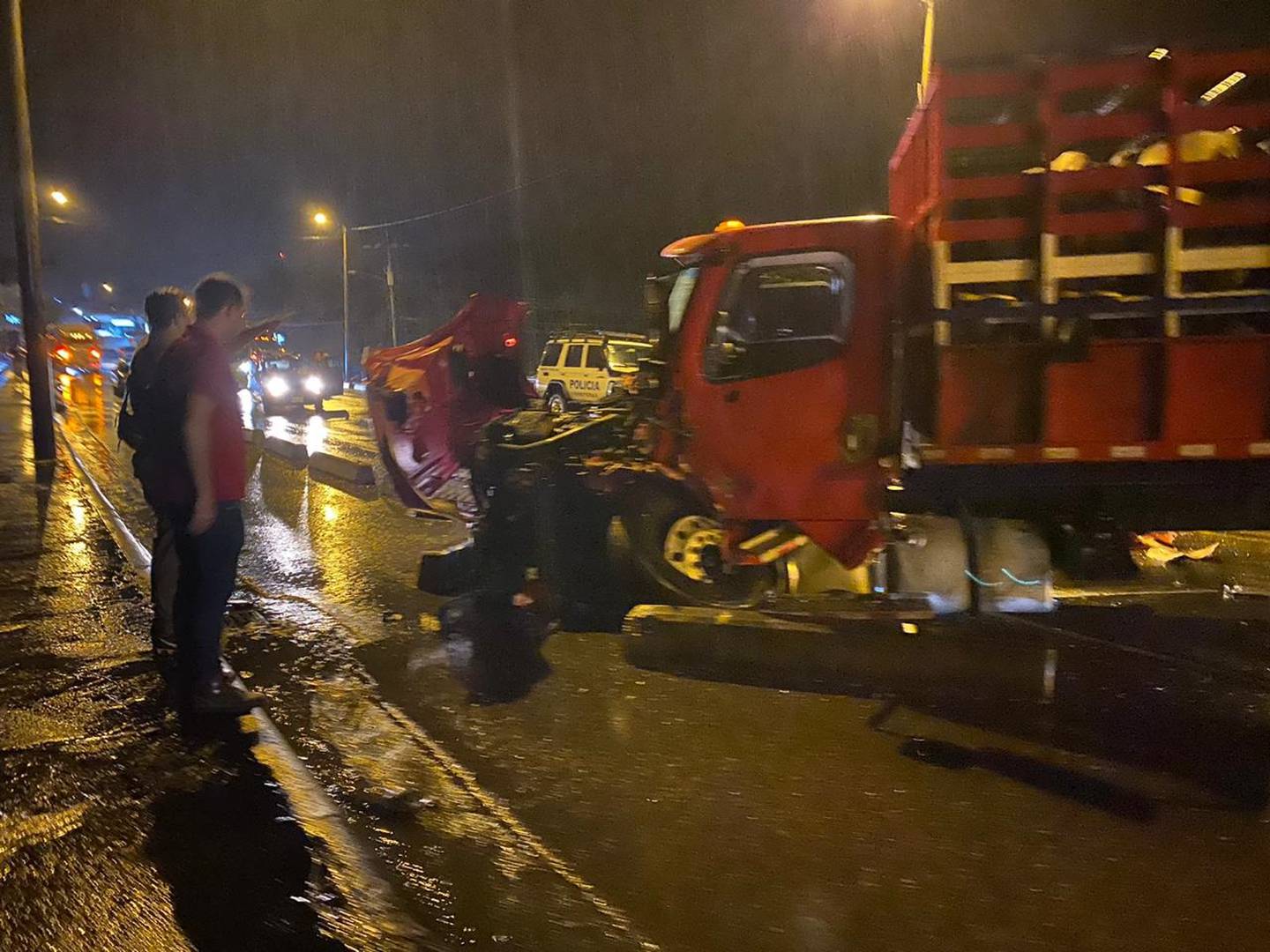 Conductor resulta herido en choque entre pick up y camión ganadero en Parrita. Foto cortesía.