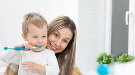 Bebés deben lavarse los dientes desde que les sale el primero