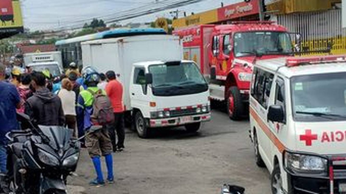 Un conductor de bus identificado preliminarmente solo como don Álvaro Madrigal murió al ser prensado por la propia unidad que manejaba. Foto: Cortesía