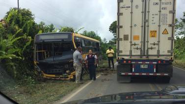Bombazo entre camión y autobús deja 3 heridos en Sarapiquí