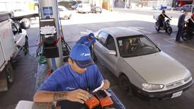 Gasolina mezclada con etanol es más barata, pero rinde menos