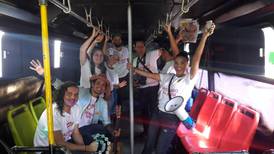 (Video) Pasajeros pagaron con sonrisas el pasaje de bus en San José