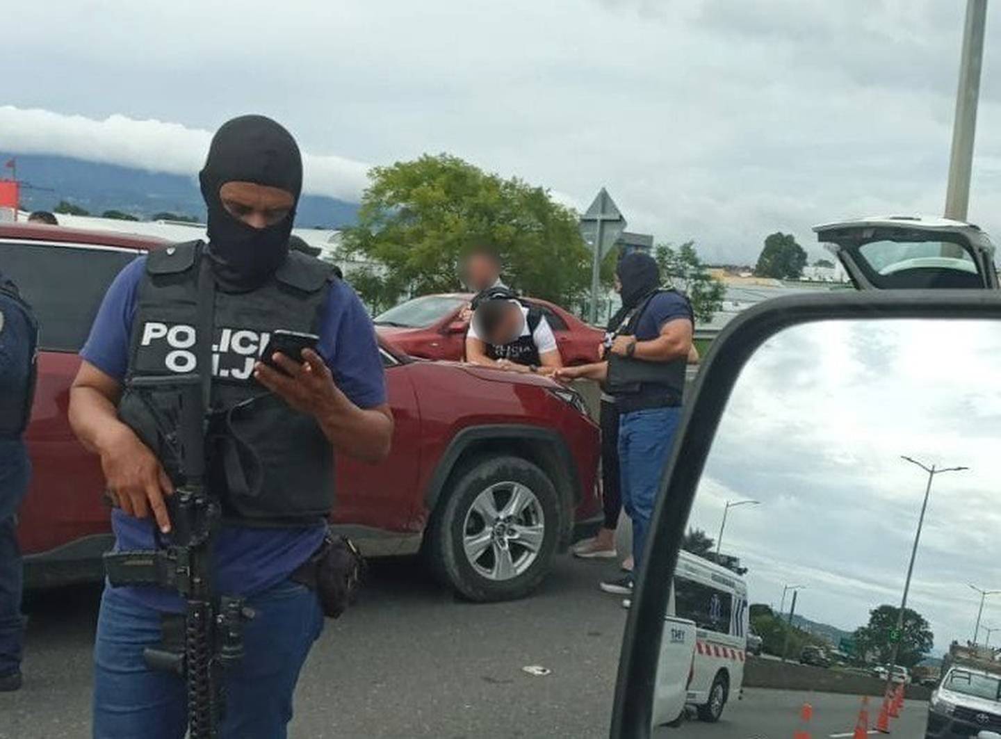 El extranjero fue detenido cerca del peaje de la ruta 27 en Escazú. Foto Policías de Costa Rica.