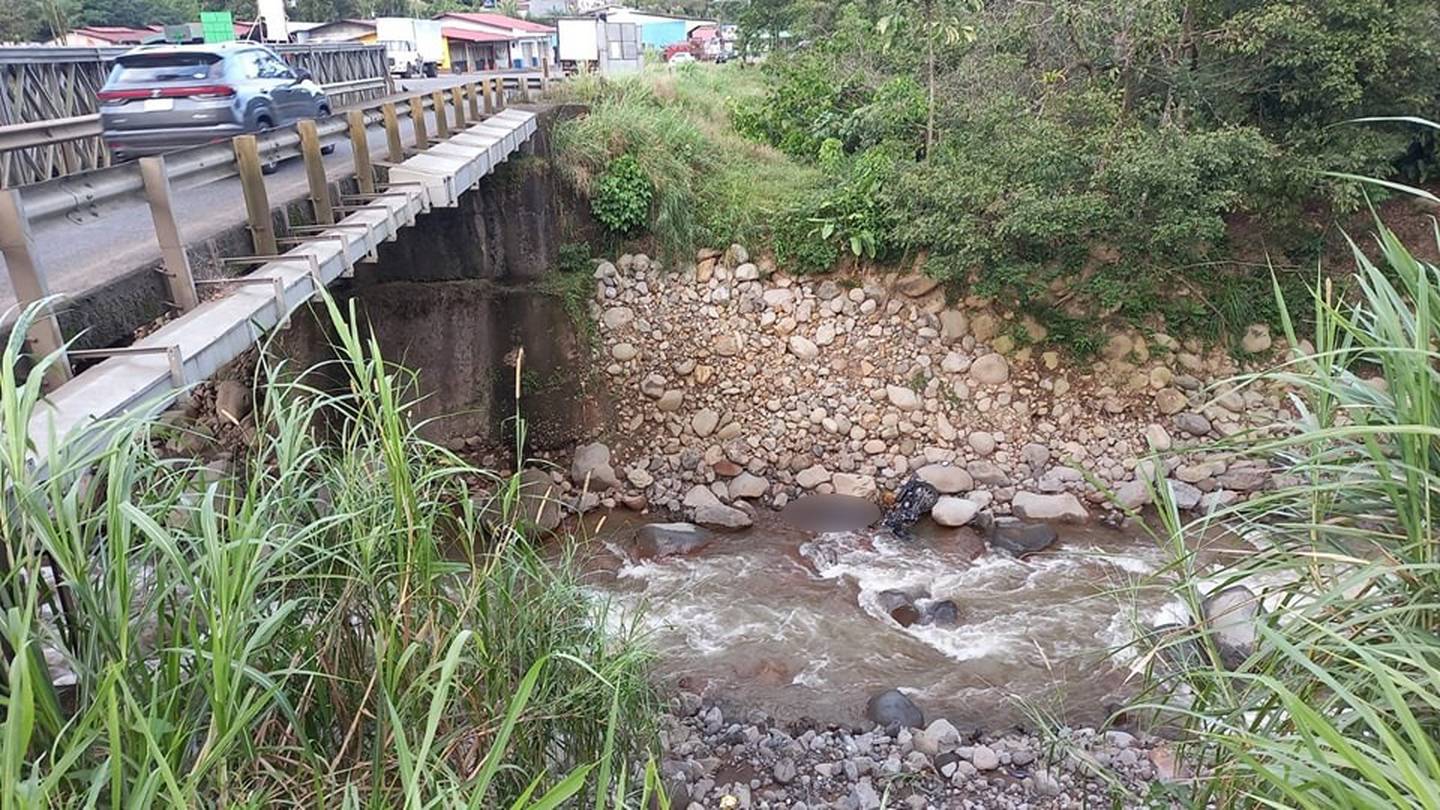 Motociclista muere al caer del puente sobre el río Aguas Zarcas. Foto Facebook.
