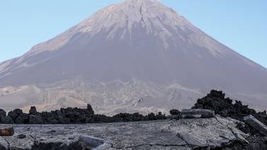Aldeanos mexicanos llevan ofrendas al volcán Iztaccíhuatl