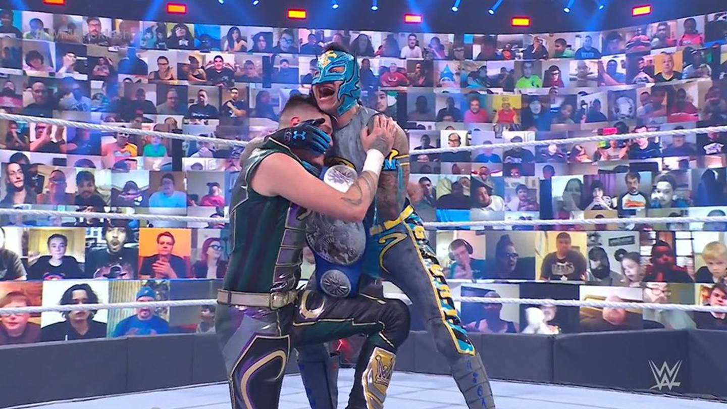 El dueño del 619 y su hijo Dominik, lograron conquistar los títulos en parejas de SmackDown y se convierten en la primera dupla en la historia de la WWE conformada por padre e hijo en ser los monarcas. Twitter.