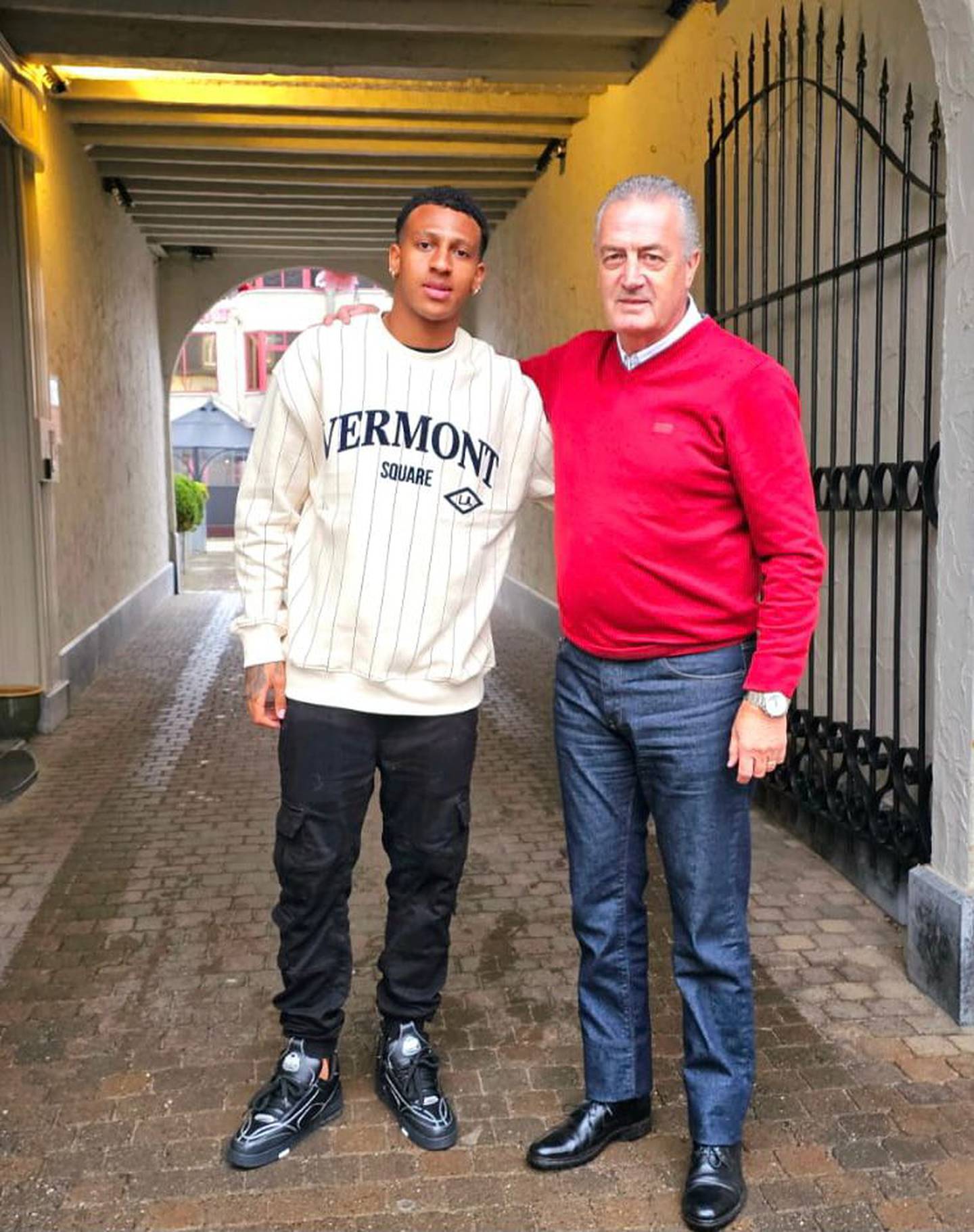 Gustavo Alfaro y Josimar Alcocer se vieron el lunes 26 de febrero en Bélgica. Foto: Cortesía Prensa Fedefútbol
