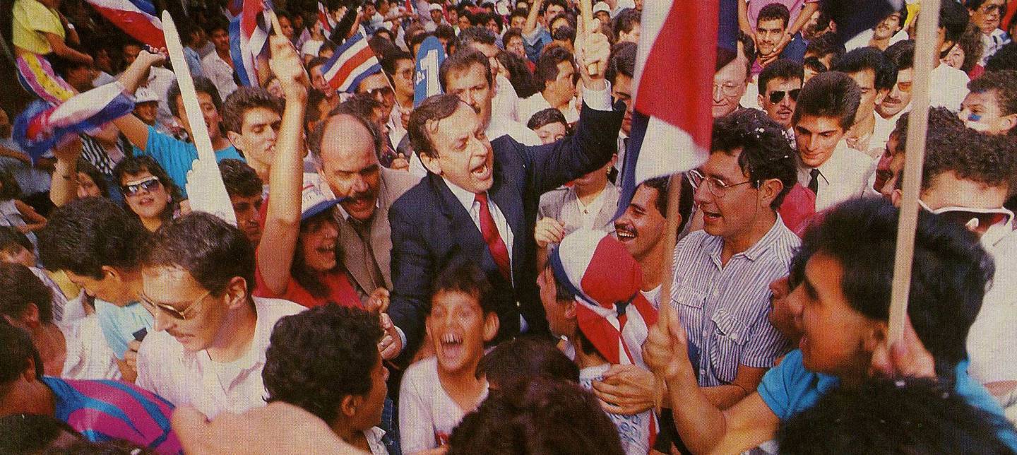 Rafael Ángel Calderón Fournier, Presidente de la República entre 1990 y 1994, se lanzó a las calles josefinas a celebrar la histórica victoria sobre Suecia, en el Mundial italiano. (Reproducción libro 'Aventura Tricolor')