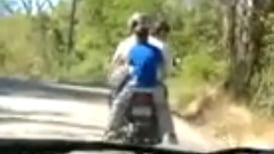 (Video) ¡Vaya imprudencia! Tres personas viajan en una moto en Jaris de Mora