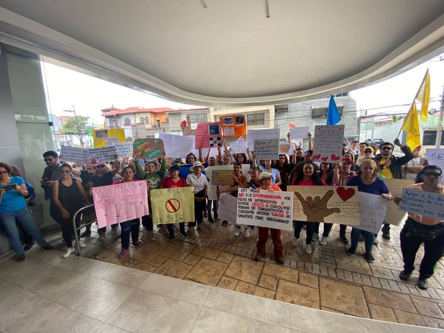 Estudiantes sordos protestaron  a la ministra de Educación, Anna Katharina Müller Castro, por el anuncio del cierre del Servicio Educativo de Sordos Adultos (SESA).