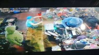 (Video) Asaltantes con botas de hule golpean a chino y roban más de ¢2 millones en supermercado
