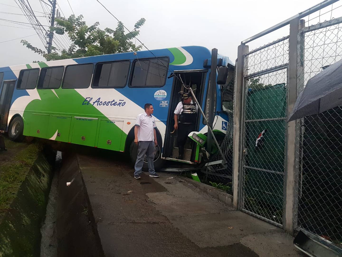 Accidente de bus en Aserrí. Foto cortesía.