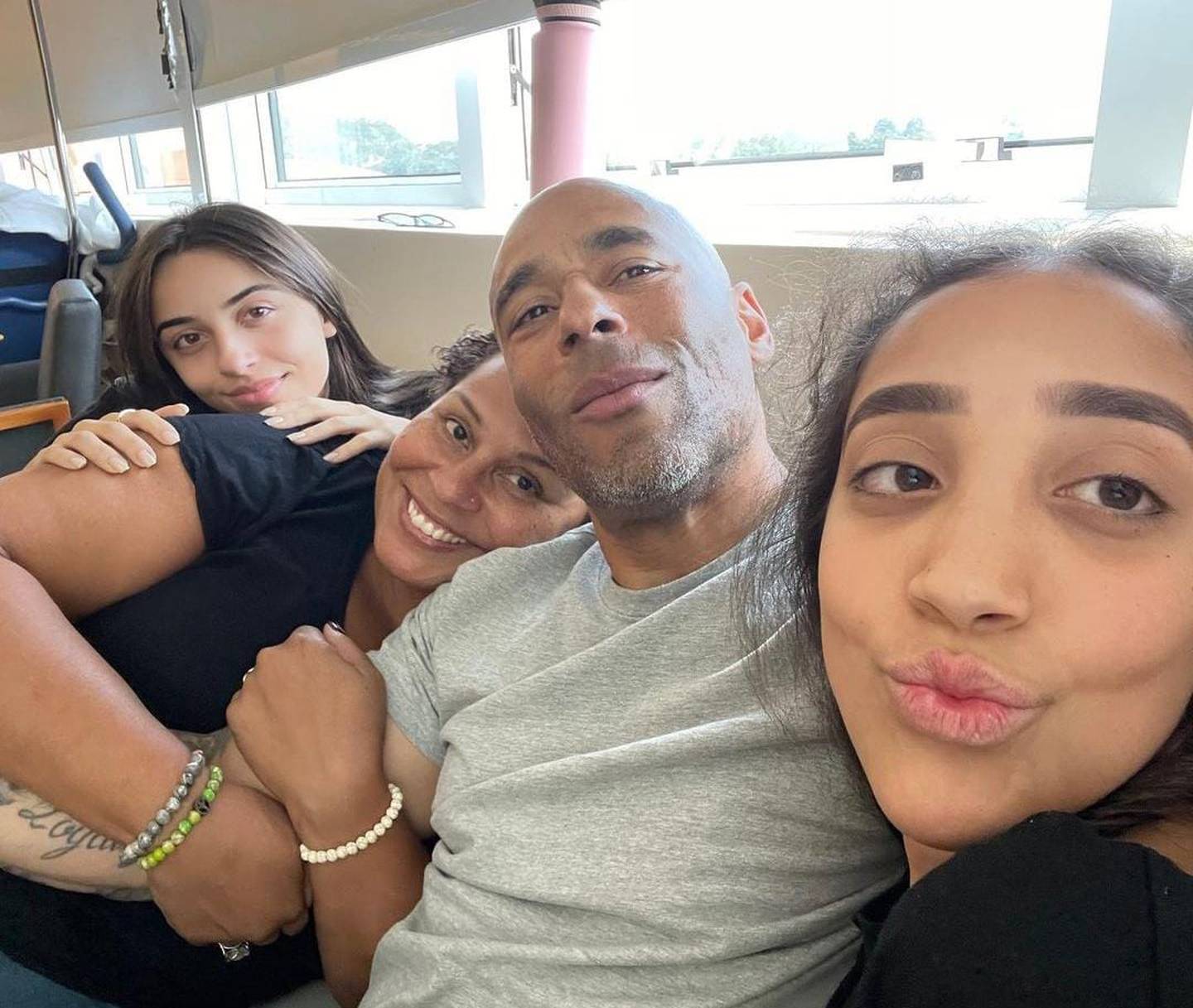 Familiares de Pelé lo acompañan en el hospital. Instagram.