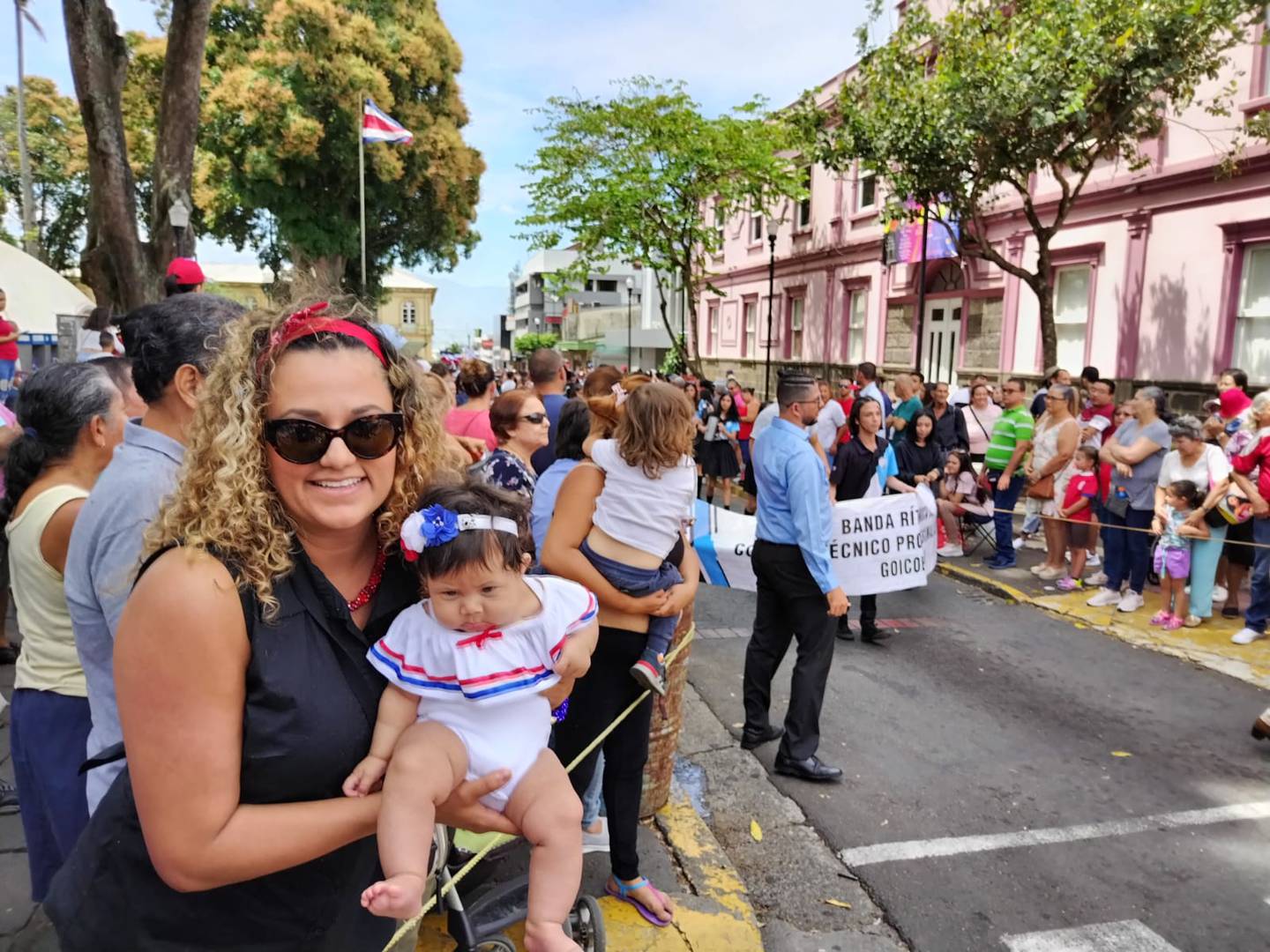 El 11 de abril del 2023, en Alajuela, se conmemoraron los 167 años de la Batalla de Rivas, en la cual destacó la gesta heroica de Juan Santamaría. Los actos fueron en el parque Juan Santamaría y hubo desfile en las calles alajuelenses. En la foto la bebé Leonor Saavedra y su mamá, Dayana Alfaro.