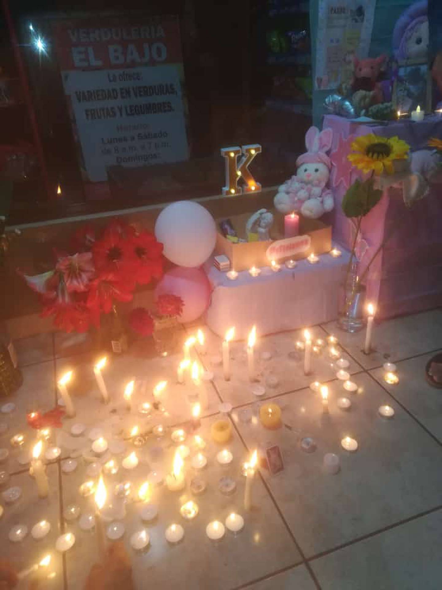 Los vecinos crearon un altar en el que pusieron velas, peluches e imágenes de Santos. Foto Brujos-Paraíso.