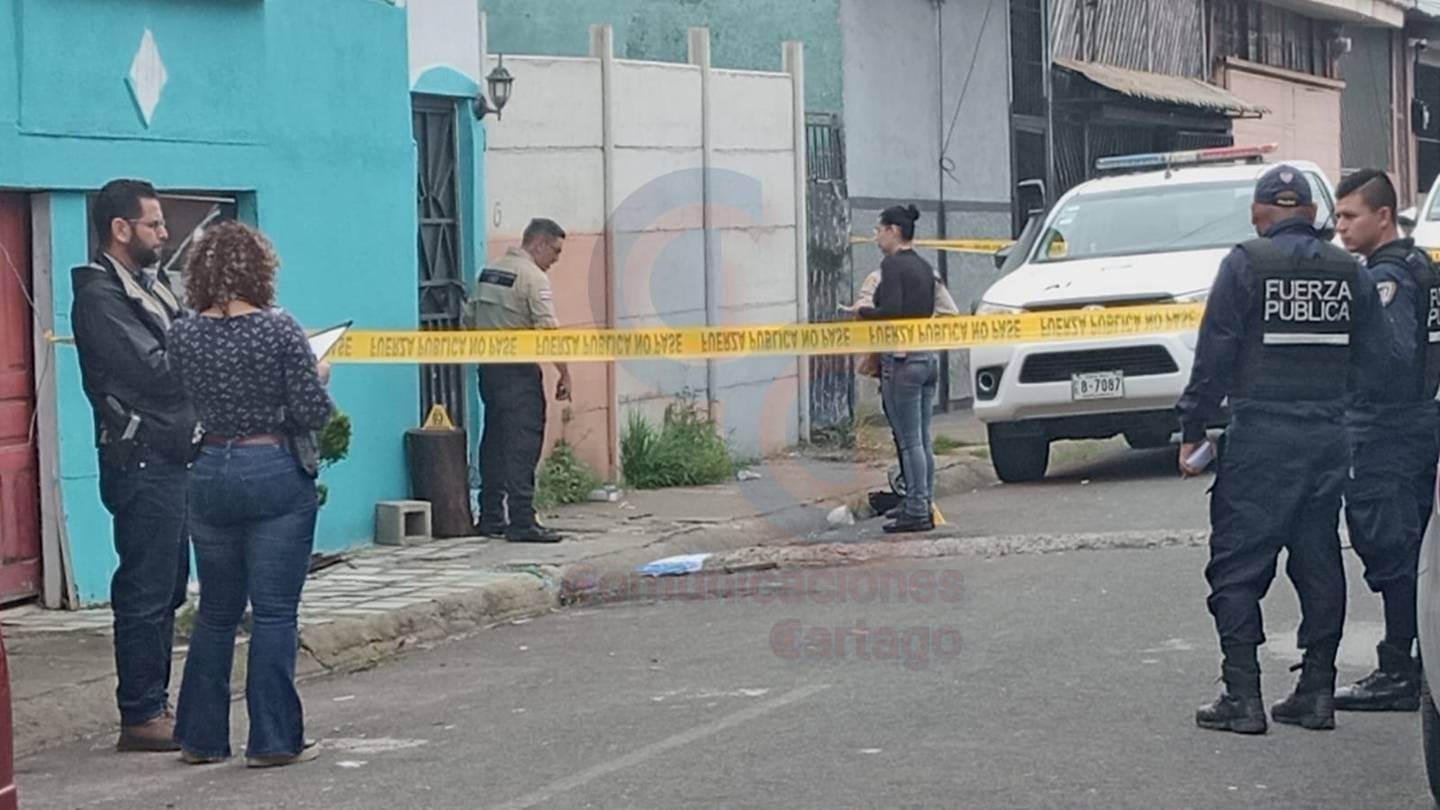 El joven fue atacado a balazos cuando caminaba por la calle. Foto Comunicaciones Cartago.