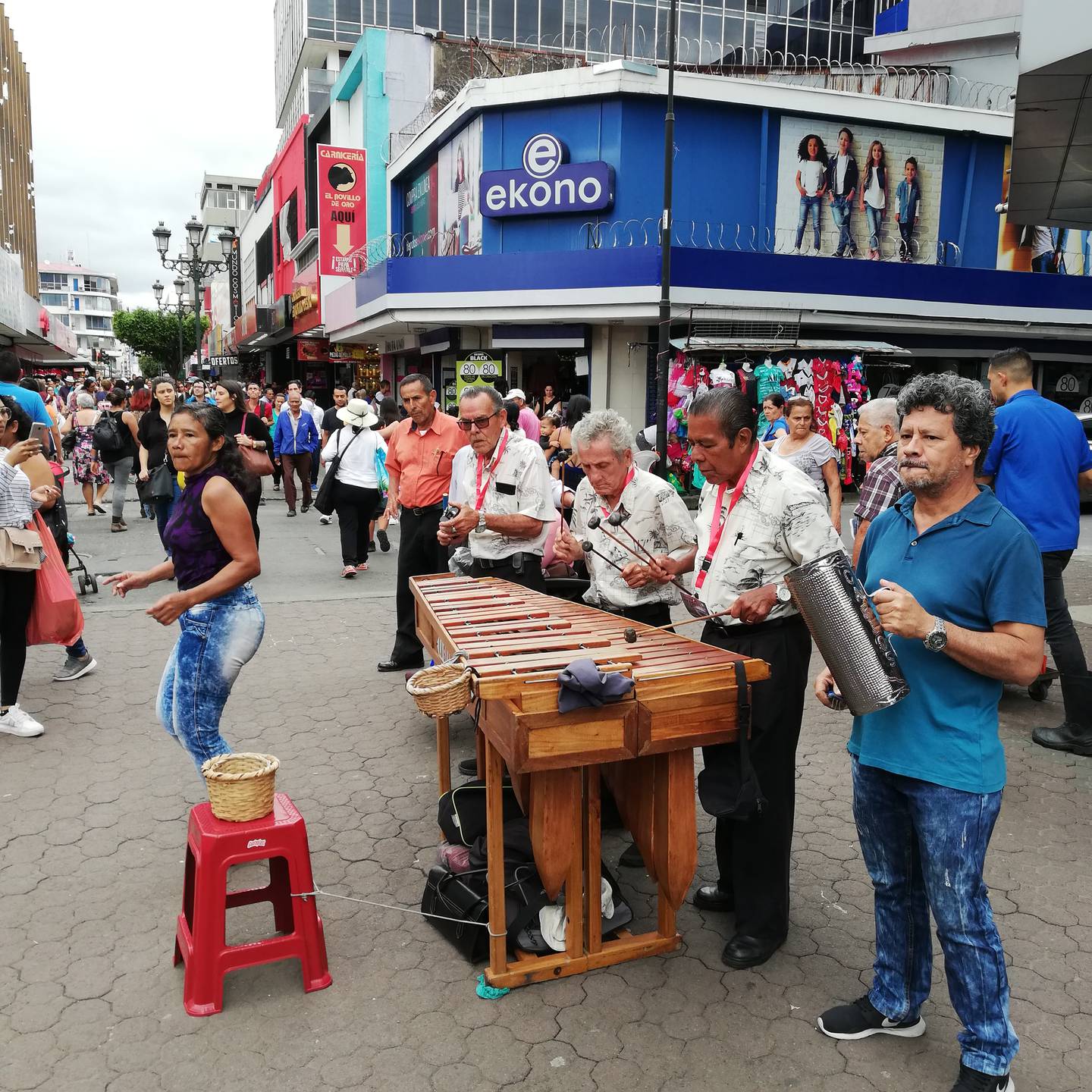 30 de noviembre del 2019, Día nacional de la marimba. Carlos Zúñiga (74 años), José Santana (78 años) y Víctor Hernández (74 años), alegraron la mañana de los josefinos con la marimba La Guanacasteca.