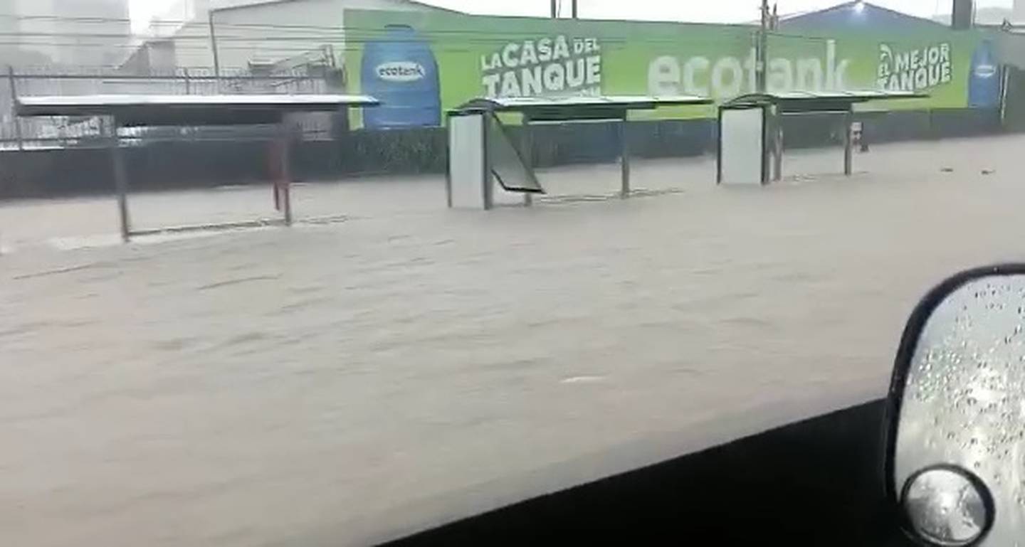 Inundación en la autopista General Cañas. Captura de video.
