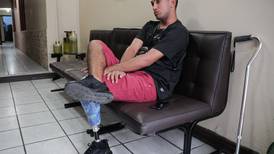 Joven que perdió pierna en choque de buses el año pasado lloró al recibir su prótesis