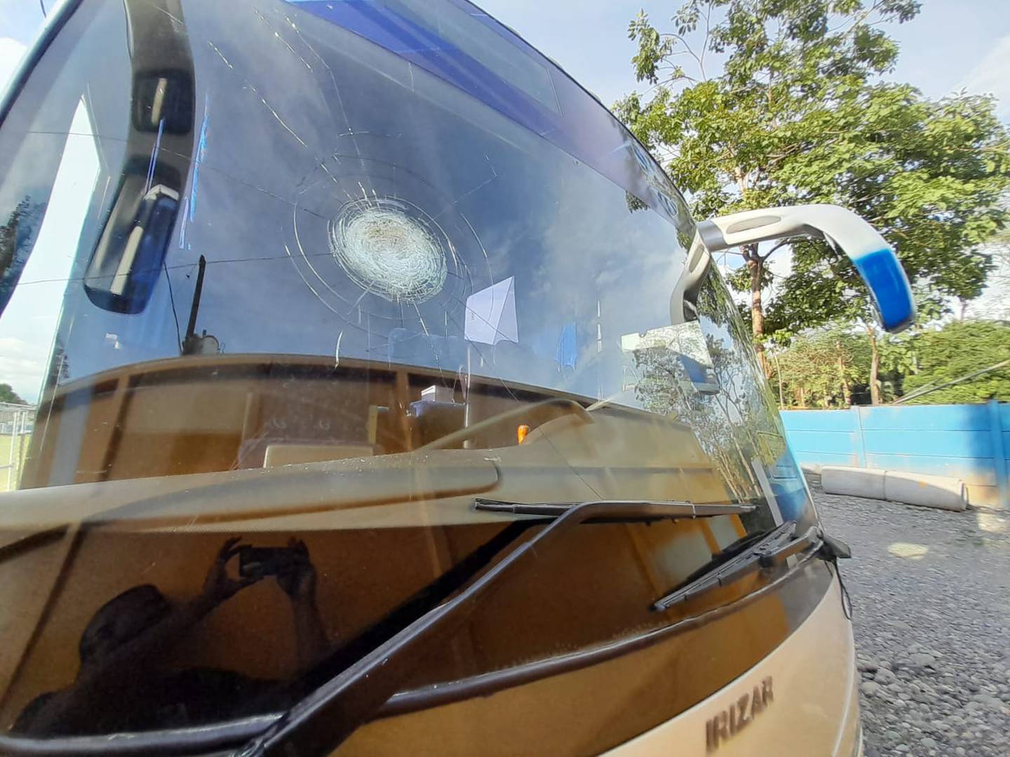 Así quedó el bus que transporta a la delegación de Jicaral, luego de que supuestamente, aficionados lo agarraran a pedradas. Prensa Jicaral.