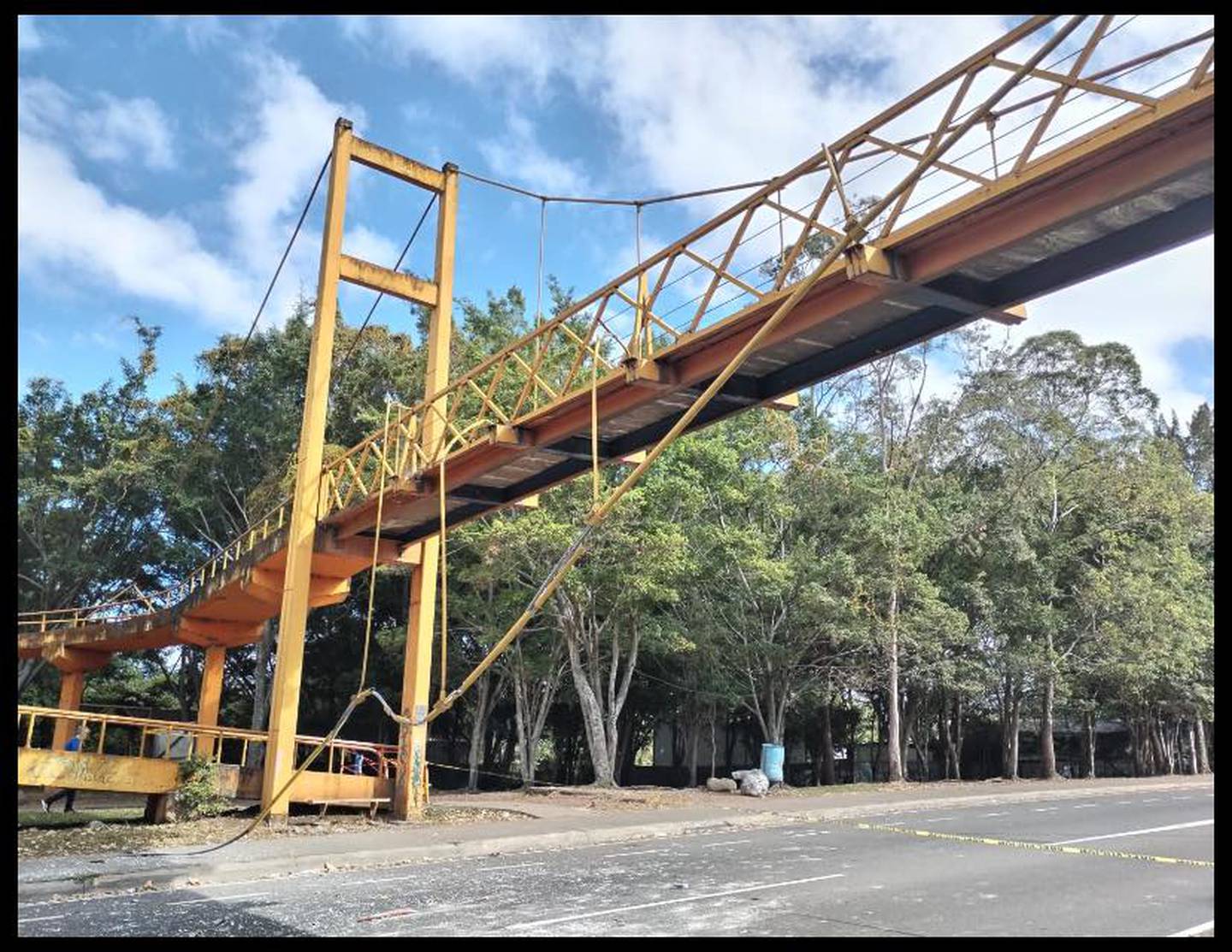 El Ministerio de Obras Públicas y Transportes (Mopt) confirma este martes 2 de enero que va a quitar del todo el puente peatonal que esta colocado en el Parque de la Paz porque los daños que sufrió son grandes