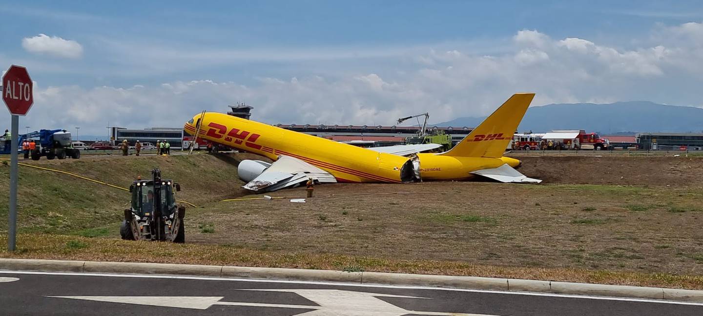 Avión de DHL accidentado en aeropuerto Juan Santamaría. Foto Francisco Barrantes.
