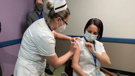 Dolor de cabeza y en el brazo, efectos secundarios más comunes de vacuna contra covid-19