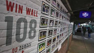 Mánager de los Medias Rojas de Boston levantó un muro en su oficina