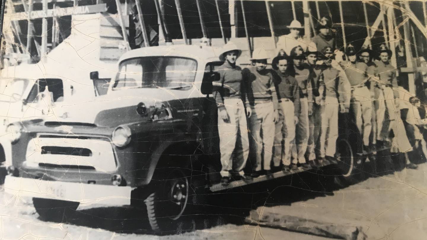 Don Óscar Carrillo Hernández fue bombero voluntario en los sesentas y usó la máquina M51 en San Ramón la cual fue reconstruida por Bomberos de Costa Rica. En la foto es el segundo de izquierda a derecha.